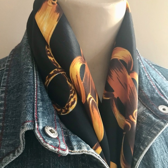 Statement scarf, black and gold chain print - Picture 8 of 10